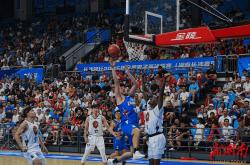 雷速体育比分官网直播-CBA比赛中球员们勇往直前