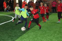 雷速体育-青少年足球训练营开展，利用假期提升技能