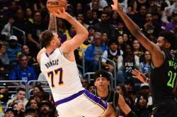 雷速体育官网首页-鹈鹕力克76人，东契奇扛起全队