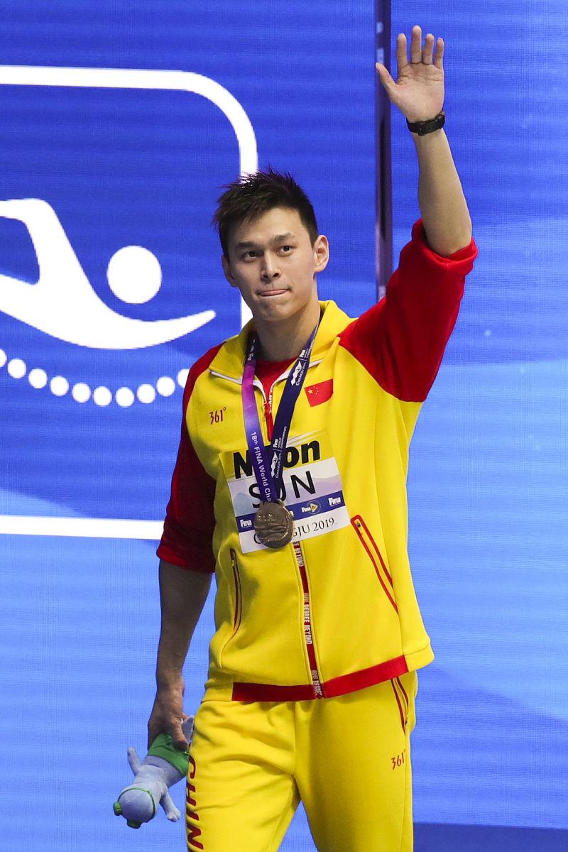 足球明星孙杨将宣布退役