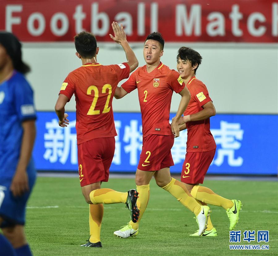 菲律宾队成功勇夺冠军,喜获掌声 菲律宾队成功勇夺冠军,喜获掌声