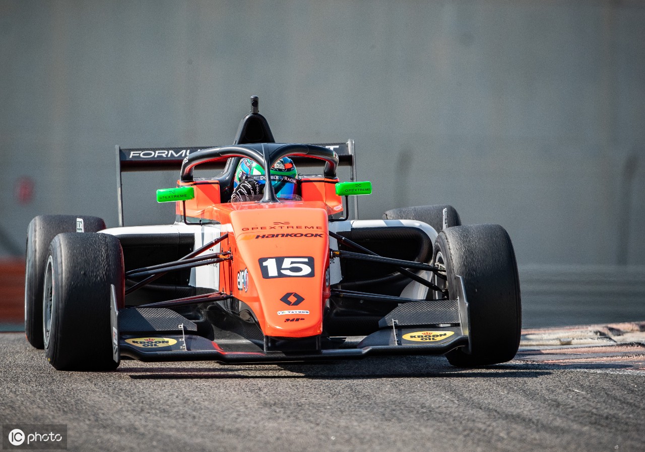 关于雷诺车队鏖战红牛二队，拉塞尔带队取胜的信息